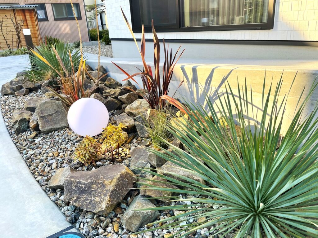 ロックガーデンをカインズの石で!種類・費用・作り方ガイド